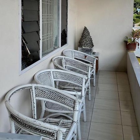 Valencia Homestay Redpartner Парапат Екстериор снимка
