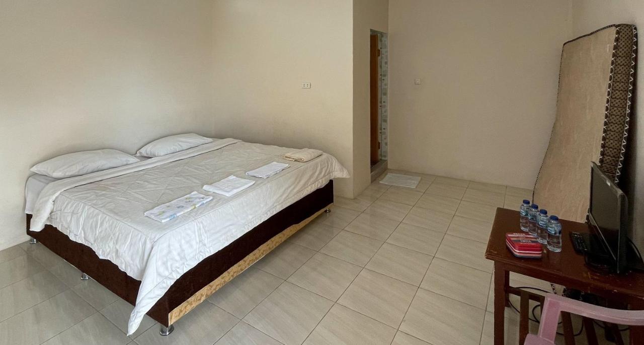 Valencia Homestay Redpartner Парапат Екстериор снимка