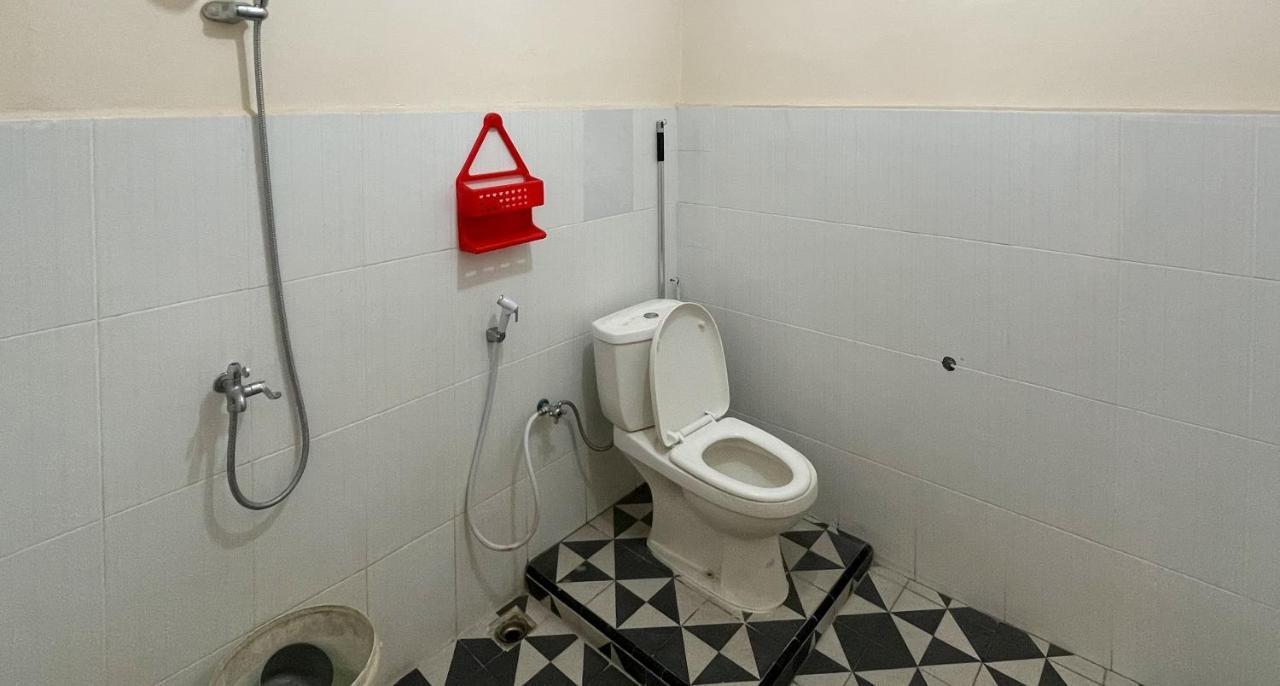 Valencia Homestay Redpartner Парапат Екстериор снимка